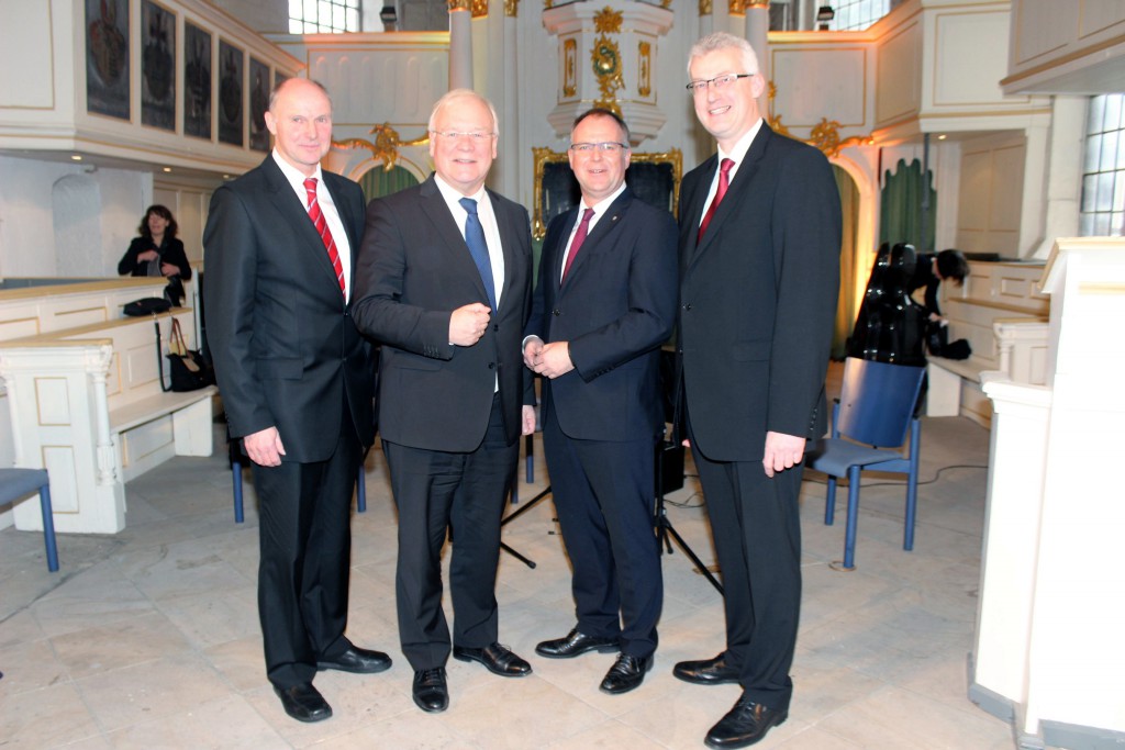 von links: Landschaftspräsident Werner v. Behr, Landtagspräsident Bernd Busemann, Landrat Detlev Kohlmeier und Landrat Cord Bockhop